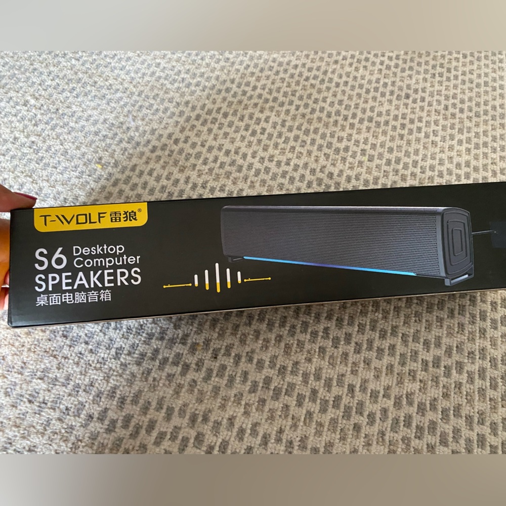 ***NEW IN BOX*** Desktop Computer Soundbar style speaker.